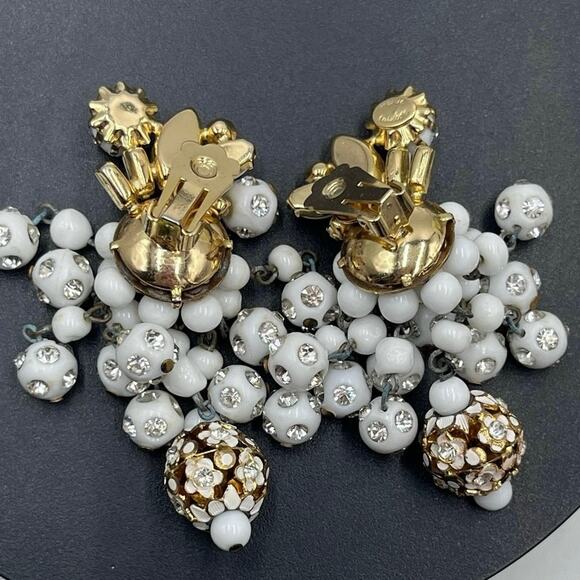 Hattie Carnegie Vintage Signed White Beaded Cluster Cha Cha Clip On Earrings - Picture 7 of 14